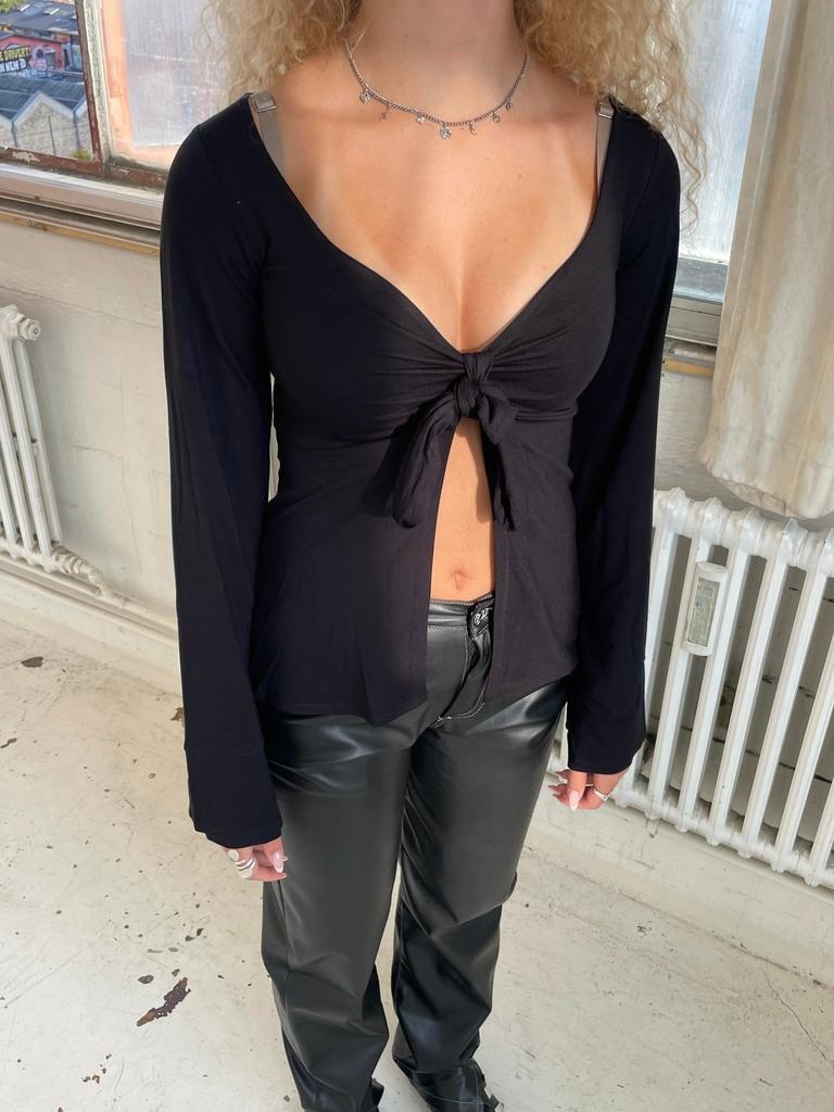 Lyara Elegante V-Hals Blouse met Strikdetail