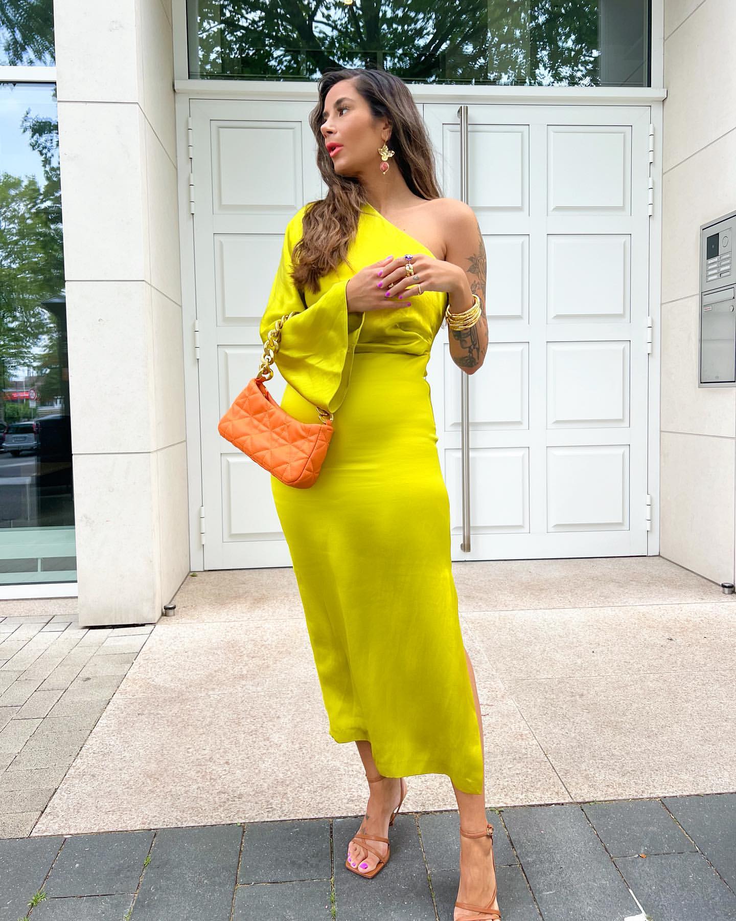 Valencia Asymmetrische Midi-Jurk met Luxe Uitstraling