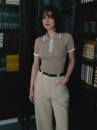 Clea – Gebreide Polo Top met Korte Mouwen
